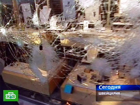 Митингующие колотят витрины и жгут машины Митингующие колотят витрины и жгут машины