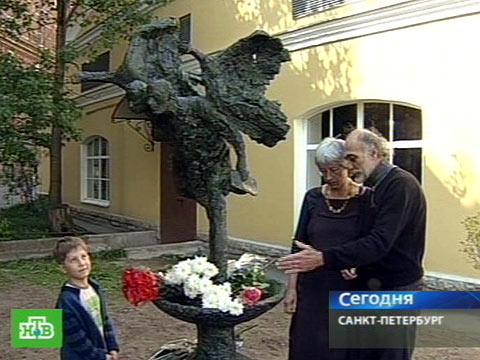 Видеоновость: Любовь и преданность, запечатленные в бронзе