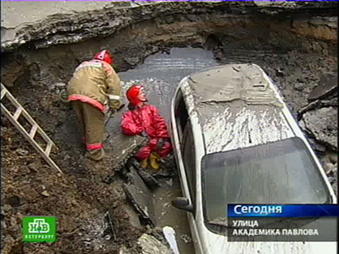 Видеоновость: Машина на ходу ушла под асфальт