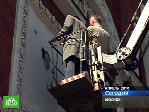 Видеоновость: На кремлевских башнях сбивают штукатурку