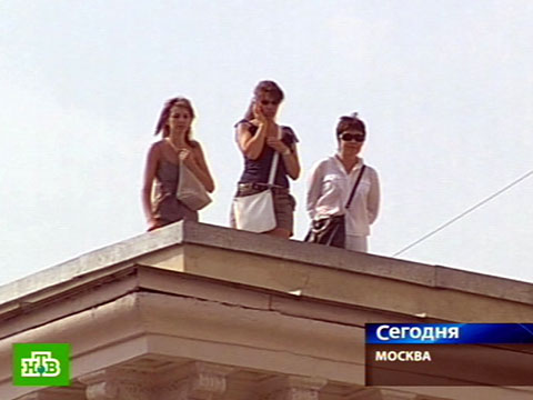 Видеоновость: Офисных работников снимали с крыши