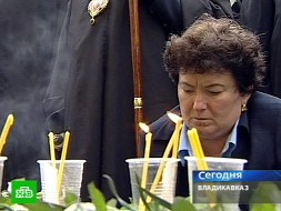 На месте теракта зажигают свечи