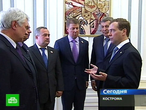 Видеоновость: Медведев: президент должен быть партийным