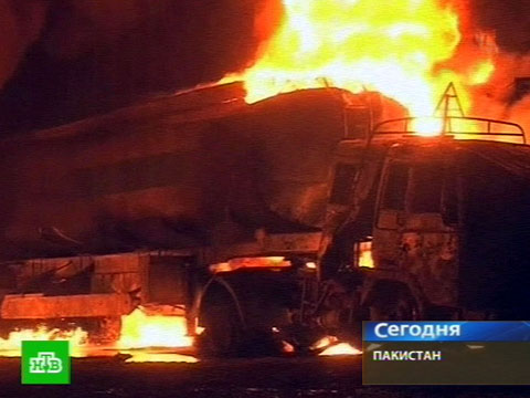 Видеоновость: В Пакистане атаковали 16 бензовозов НАТО