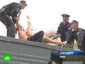 Полуголые украинки поддержали оппозицию