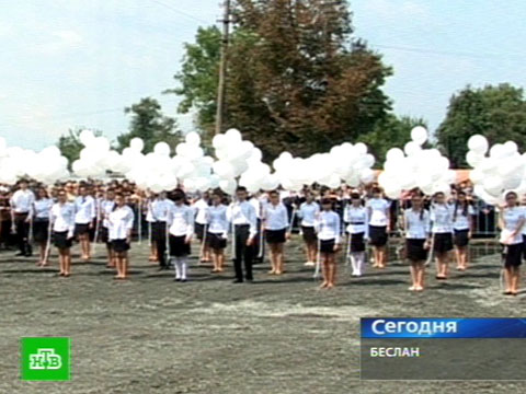 Видеоновость: В Беслане выпустили в небо 334 белых шара