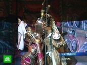 В «доме с часами» целуются сицилийские марионетки