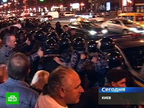 Видеоновость: У Печерского суда страсти не утихали всю ночь