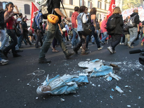 В Риме начались поджоги и погромы