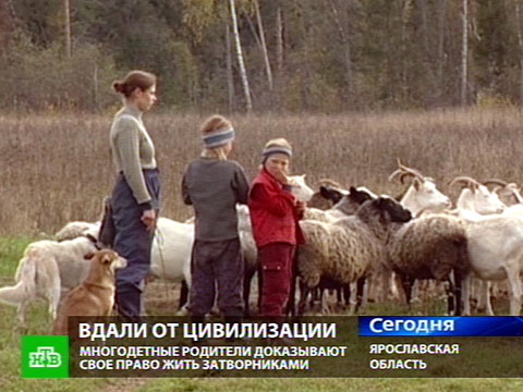Видеоновость: Родители учат детей жизни по грядкам на огороде