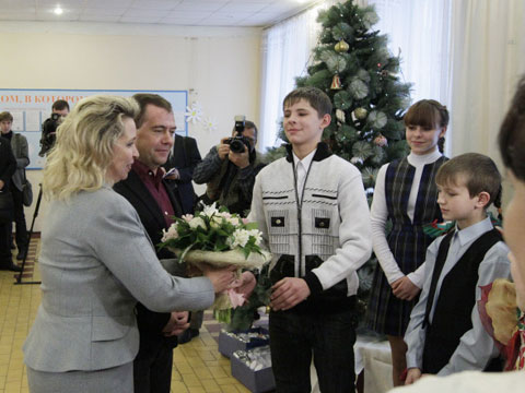 Видеоновость: Президент раздаривал детям фотоаппараты