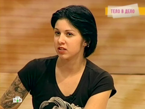Видеоновость: Девушка подвесила себя на четырех крюках