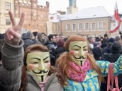 Юзеры жгут полицейских, защищая пиратов