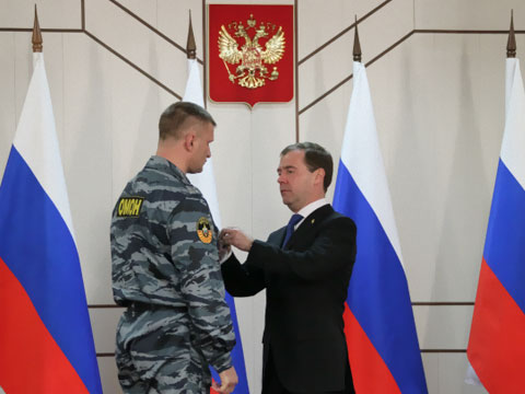 Видеоновость: Медведеву понравились форма и жетон полицейского
