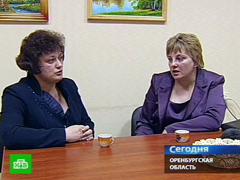 Видеоновость: Лучшие подруги узнали, что их перепутали в роддоме