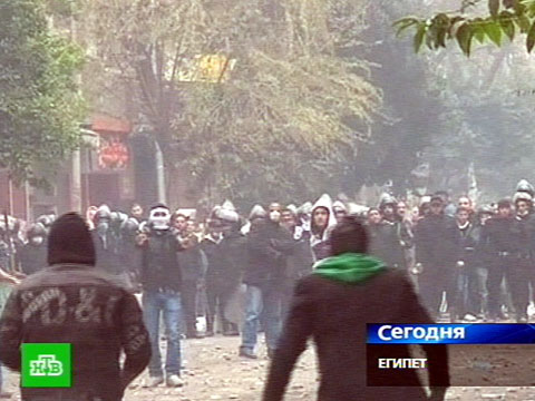 Каирцы подрались с полицией у стен МВД Каирцы подрались с полицией у стен МВД