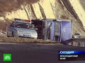На Черноморском побережье с трасс сдувает легковушки
