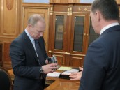 Путину подарили напиток динозавров