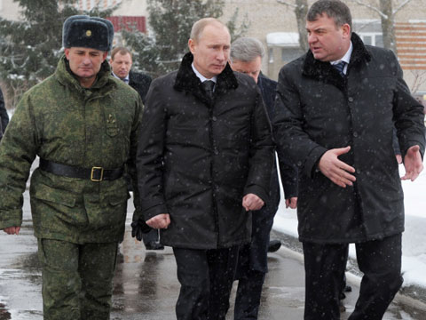 Путин пообедал в солдатской столовой Путин пообедал в солдатской столовой