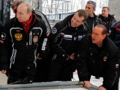 Путин сводил Медведева и Берлускони на бобслей