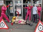 Обнаженную «секс-бомбу» из FEMEN обезвредил прохожий. Девушки из FEMEN проводили акцию у станции метро «Крещатик» в Киеве, когда к ним подбежал неизвестный и несколько раз ударил одну из феминисток. FEMEN, Евро-2012, избиение, скандалы, Украина. НТВ.Ru: новости, видео, программы телеканала НТВ Обнаженную «секс-бомбу» из FEMEN обезвредил прохожий. Девушки из FEMEN проводили акцию у станции метро «Крещатик» в Киеве, когда к ним подбежал неизвестный и несколько раз ударил одну из феминисток. FEMEN, Евро-2012, избиение, скандалы, Украина. НТВ.Ru: новости, видео, программы телеканала НТВ
