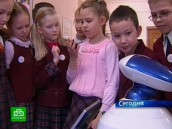 Пластмассовый Электроник помогает общаться с одноклассниками