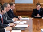 Путин рассматривает предложения Медведева по новому правительству. Дмитрий Медведев представил Владимиру Путину предложения по структуре и составу нового правительства России. Это произошло на встрече премьера и президента в Кремле перед началом саммитов ОДКБ и СНГ. Медведев, правительство, Путин. НТВ.Ru: новости, видео, программы телеканала НТВ Путин рассматривает предложения Медведева по новому правительству. Дмитрий Медведев представил Владимиру Путину предложения по структуре и составу нового правительства России. Это произошло на встрече премьера и президента в Кремле перед началом саммитов ОДКБ и СНГ. Медведев, правительство, Путин. НТВ.Ru: новости, видео, программы телеканала НТВ