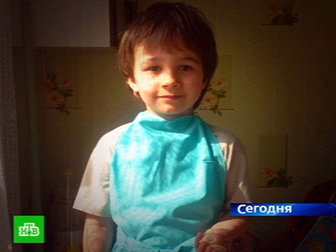 Высокий молодой мужчина, в белой кепке, полосатой футболке, зеленых шортах и
