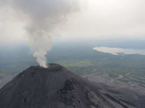 Камчатский вулкан грозит самолетам пепельным обстрелом. вулканы, Камчатка. НТВ.Ru: новости, видео, программы телеканала НТВ