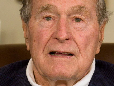 Буш-старший остается в больнице из-за проблем с дыханием