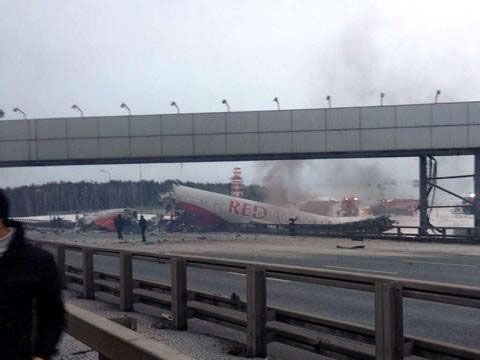 Жестко севший на Киевском шоссе самолет загорелся. аварии, аэропорты, самолеты. НТВ.Ru: новости, видео, программы телеканала НТВ