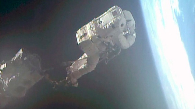 Астронавта с МКС затопило в открытом космосе - фото 1
