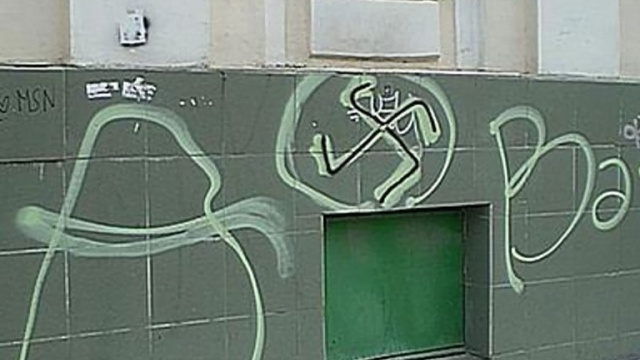 Полтора десятка домов в Волгоградской области разрисовали нацистской символикой. вандализм, Волгоградская область, фашизм. НТВ.Ru: новости, видео, программы телеканала НТВ