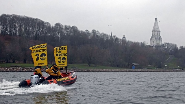 «Зеленые» спустили лодки на Москву-реку в поддержку экологов с Arctic Sunrise. Greenpeace, активисты, Москва, река. НТВ.Ru: новости, видео, программы телеканала НТВ