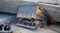 Эстакада рухнула на автобус и автомобили в бразильском Белу-Оризонти. Бразилия, обрушение. НТВ.Ru: новости, видео, программы телеканала НТВ Эстакада рухнула на автобус и автомобили в бразильском Белу-Оризонти. Бразилия, обрушение. НТВ.Ru: новости, видео, программы телеканала НТВ