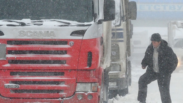 Три фуры застряли в Курске в снегопад