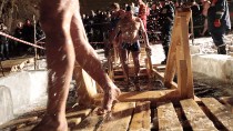 Верующие устроили крещенские купания в ледяной воде. Крещение,православие,религия,торжества и праздники,христианство. НТВ.Ru: новости, видео, программы телеканала НТВ Верующие устроили крещенские купания в ледяной воде. Крещение,православие,религия,торжества и праздники,христианство. НТВ.Ru: новости, видео, программы телеканала НТВ