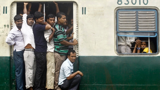 В Индии студенты делали селфи на фоне приближающегося поезда и погибли страшной смертью. Индия,железные дороги,несчастные случаи,поезда,фото. НТВ.Ru: новости, видео, программы телеканала НТВ