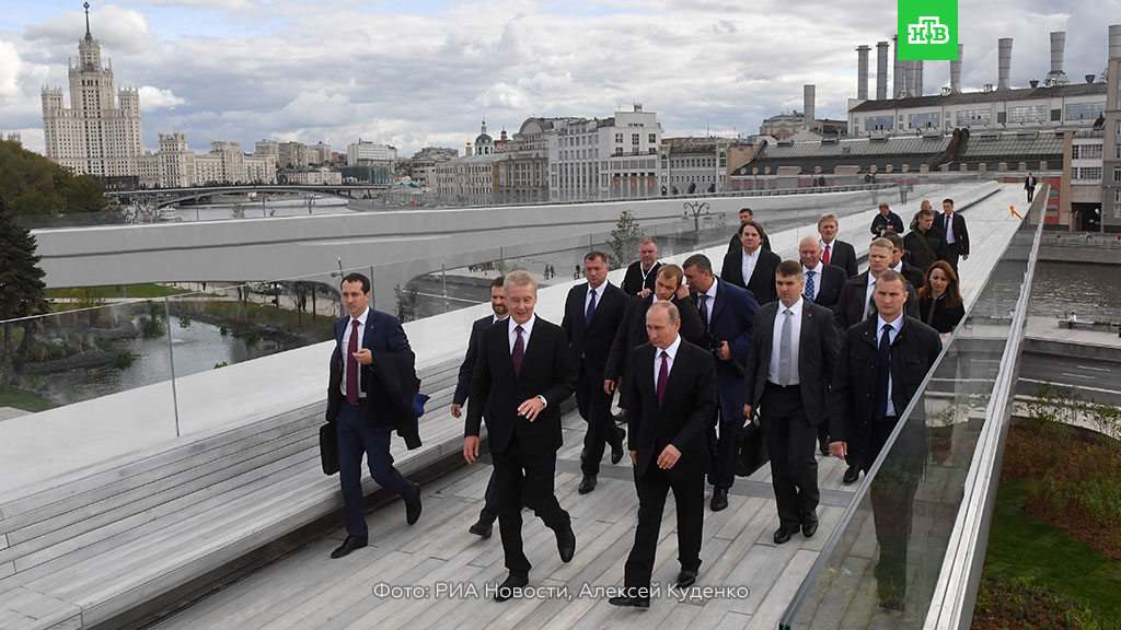 Владимир Путин увидел свой дом на экране кинотеатра в парке «Зарядье».
Москва, Путин, Собянин, парки и скверы.
НТВ.Ru: новости, видео, программы телеканала НТВ Владимир Путин увидел свой дом на экране кинотеатра в парке «Зарядье».
Москва, Путин, Собянин, парки и скверы.
НТВ.Ru: новости, видео, программы телеканала НТВ
