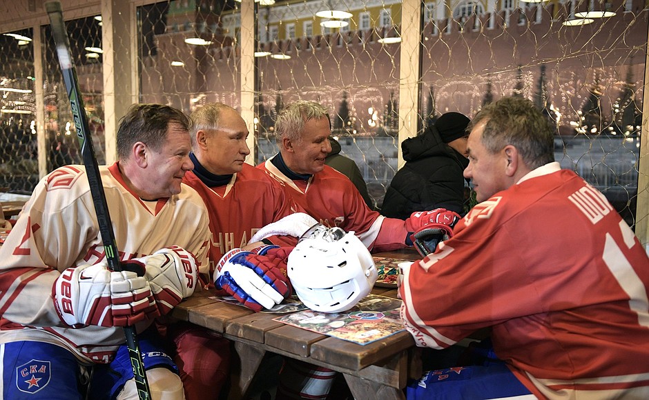 Путин сыграл в хоккей на Красной площади: видео.

Путин, хоккей.

НТВ.Ru: новости, видео, программы телеканала НТВ