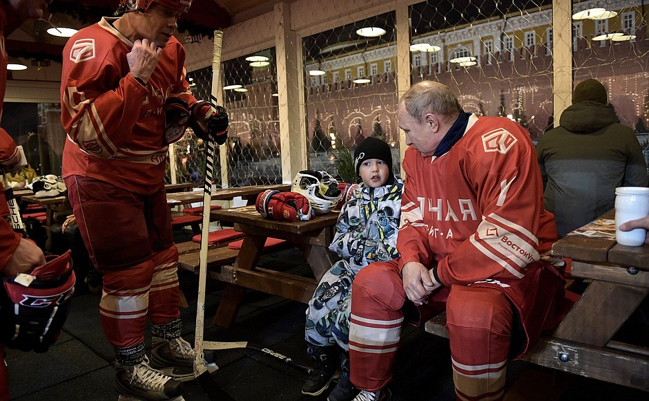 Путин сыграл в хоккей на Красной площади: видео.

Путин, хоккей.

НТВ.Ru: новости, видео, программы телеканала НТВ