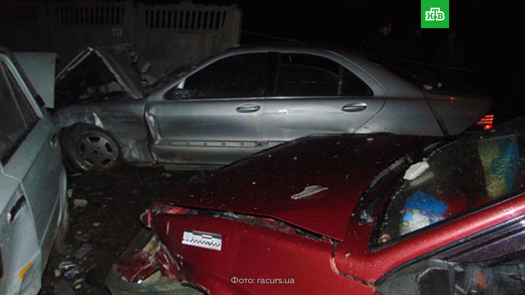 Пьяный водитель на Mercedes повредил 26 машин в украинском Ровно: фото.
автомобили, ДТП, Украина.
НТВ.Ru: новости, видео, программы телеканала НТВ Пьяный водитель на Mercedes повредил 26 машин в украинском Ровно: фото.
автомобили, ДТП, Украина.
НТВ.Ru: новости, видео, программы телеканала НТВ