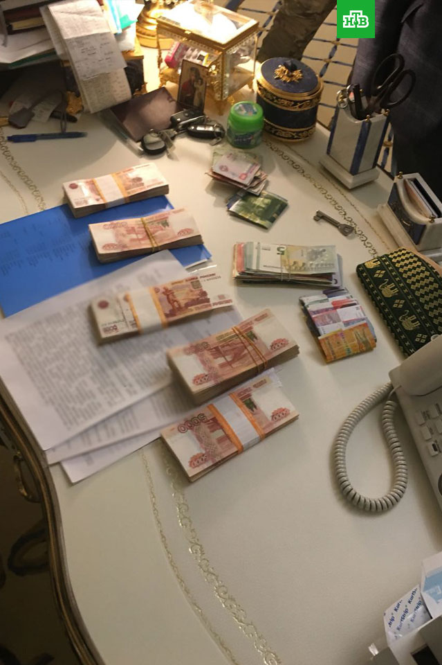 Следователи показали богатства фигуранта дела о хищениях в Эрмитаже.
задержание, Минкульт РФ, хищения, Эрмитаж.
НТВ.Ru: новости, видео, программы телеканала НТВ Следователи показали богатства фигуранта дела о хищениях в Эрмитаже.
задержание, Минкульт РФ, хищения, Эрмитаж.
НТВ.Ru: новости, видео, программы телеканала НТВ