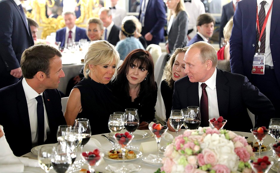 Путин, Абэ и Макрон посетили фестиваль «Звезды белых ночей».
Санкт-Петербург, Путин, музыка и музыканты, фестивали и конкурсы, Гергиев, ПМЭФ, Макрон.
НТВ.Ru: новости, видео, программы телеканала НТВ Путин, Абэ и Макрон посетили фестиваль «Звезды белых ночей».
Санкт-Петербург, Путин, музыка и музыканты, фестивали и конкурсы, Гергиев, ПМЭФ, Макрон.
НТВ.Ru: новости, видео, программы телеканала НТВ