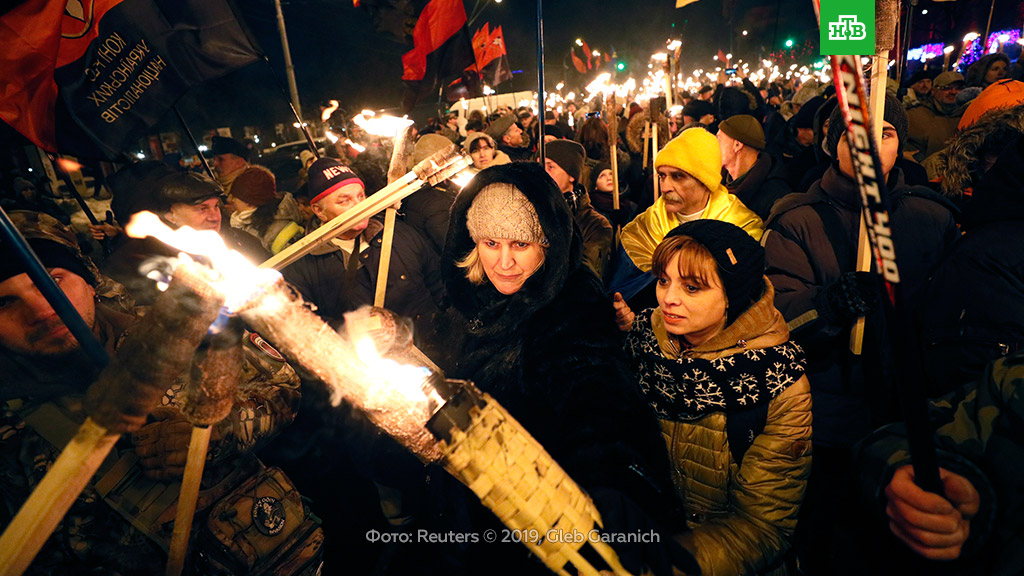 В Киеве устроили факельное шествие в честь Бандеры.
Украина, торжества и праздники.
НТВ.Ru: новости, видео, программы телеканала НТВ В Киеве устроили факельное шествие в честь Бандеры.
Украина, торжества и праздники.
НТВ.Ru: новости, видео, программы телеканала НТВ