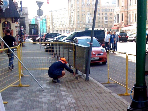 Строителям не хватило плитки — пришлось рисовать шпателем
