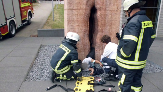 Американский студент застрял в 30-тонной каменной вагине. Германия,несчастный случай,студенты. НТВ.Ru: новости, видео, программы телеканала НТВ